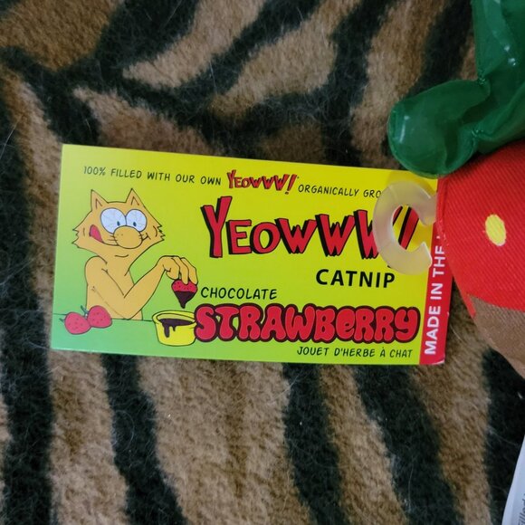 Cat Catnip Chocolate Strawberry Toy Yeowww! New! - Picture 2 of 2